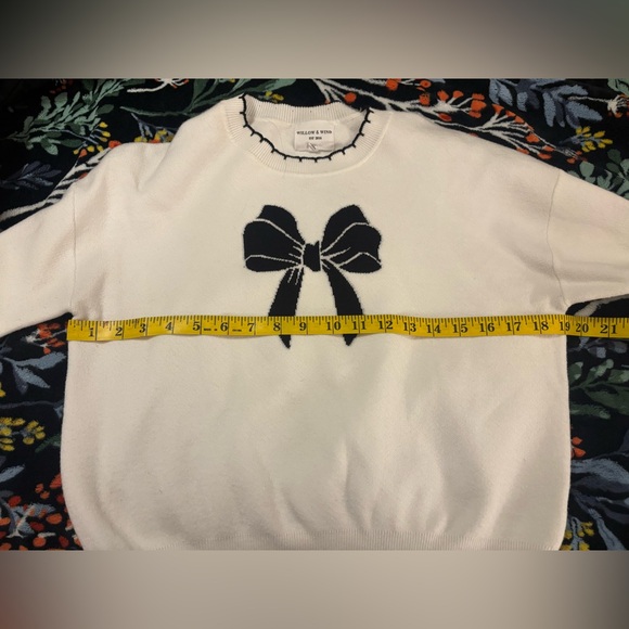 Elegant White Sweater with Black Bow Accent - Picture 5 of 8
